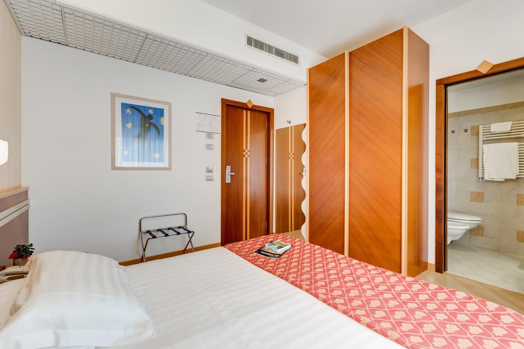 Hotel Europa Beach Village جوليانوفا الغرفة الصورة